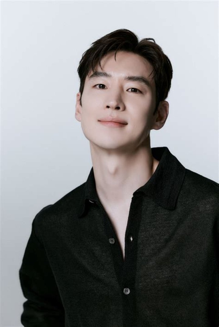 Lee Je-hoon's Net Worth: Uncovering The Fortune Of The Korean Star