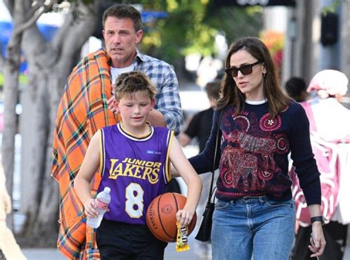 Why Does Ben Affleck's Daughter Violet Hide Her Face?